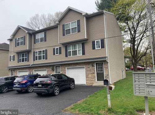 4 Orange St, Mount Holly Springs, PA 17065-1741