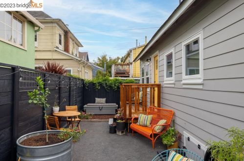 1058 56th St, Oakland CA 94608-2745 exterior