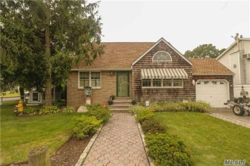 141 Beachview St, Copiague, NY 11726-3601