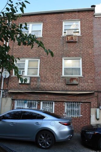 3223 Grace Ave, Bronx, NY 10469-3136
