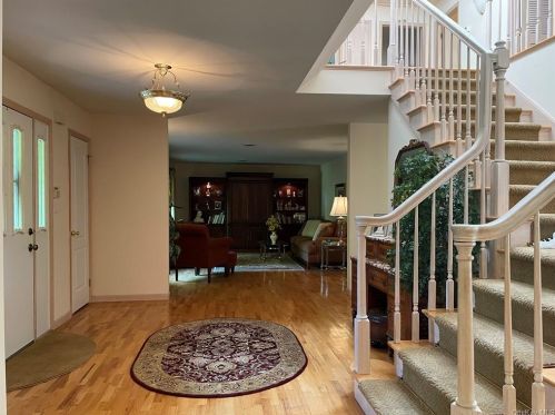 5 Danielle Ct, Airmont, NY 10901-3116