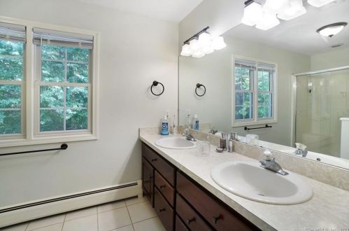 20 Narragansett Trl, Sandy Hook CT 06482-1147 exterior