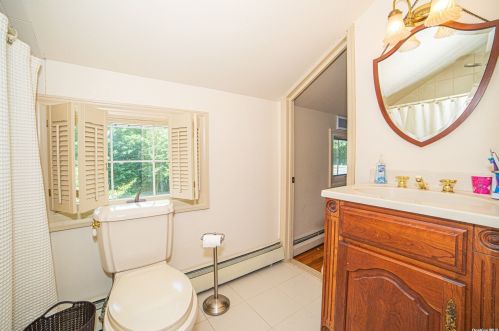 120 Lakeside Dr, Oakdale NY  11769-2250 exterior