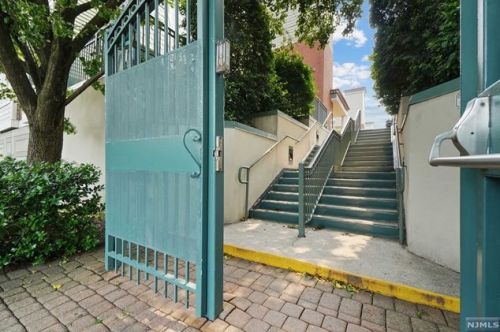 130 The Promenade, Edgewater NJ  07020-2118 exterior