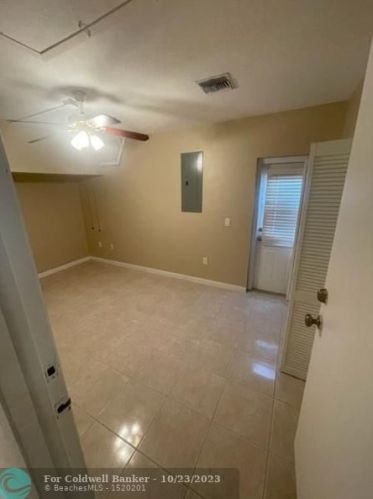 6245 175th Ter, Hialeah FL  33015-4438 exterior