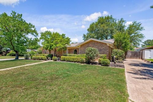 444 Baker Dr, Hurst TX  76054-3516 exterior