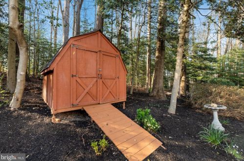 6820 Spur Rd, Springfield VA 22152-2638 exterior