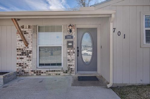 701 Southridge Dr, Burleson, TX 76028-5204