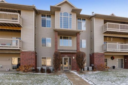 250 Cimarron Dr, Hiawatha IA  52233-1476 exterior