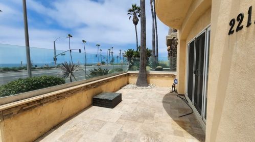 2212 Pacific Coast Hwy, Huntington Beach CA  92648-3958 exterior