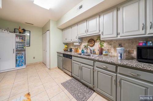 9 Lawrence Ct, Teaneck NJ  07666-6489 exterior