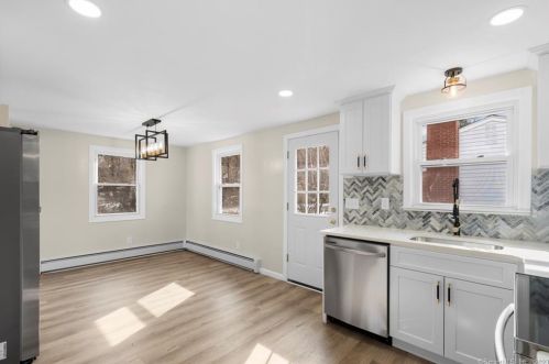 379 Mountain Rd, Hartford CT  06107-1028 exterior