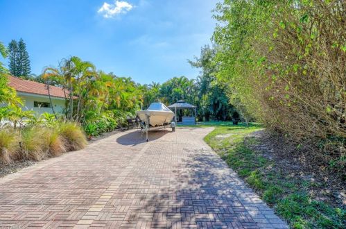 300 Country Clb Dr, Naples FL 34110-1144 exterior