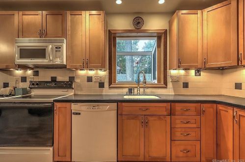 22 Harvest Ln, Milford CT  06461-1705 exterior