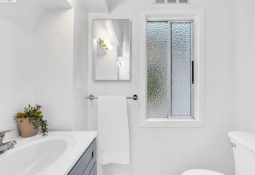 1042 Foothill Blvd, Oakland CA  94606-3016 exterior