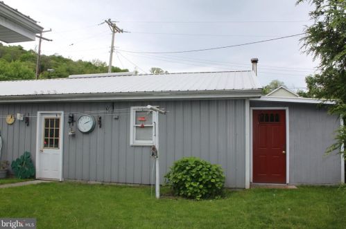 584 Main St, Barneytown PA  17052-9456 exterior