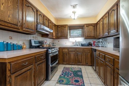 138 Gerhard Rd, Hicksville NY  11803-5513 exterior