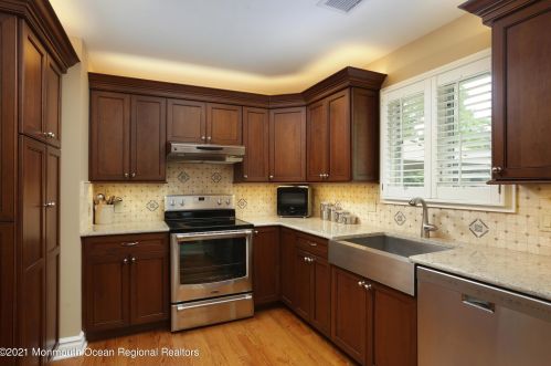 6 Middlebrook Ct, Tinton Falls, NJ 07701-5408