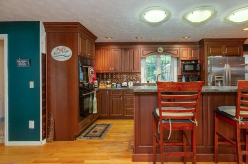 4 Rockwood Ln, Londonderry NH  03053-6104 exterior