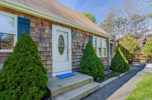 13 Gleason Dr, East Quogue, NY 11942-3818