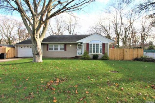 1471 Hummel Ave, Holbrook, NY 11741-5731