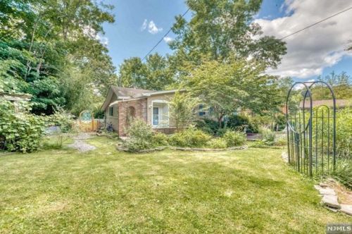 18 Broadway, West Milford Lakes, NJ 07480-4318