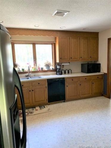 15 Lena Dr, Uncasville CT  06382-1405 exterior