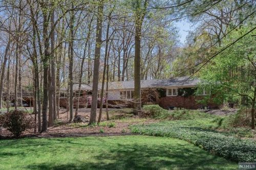 90 Helen Ct, Franklin Lakes, NJ 07417-2016