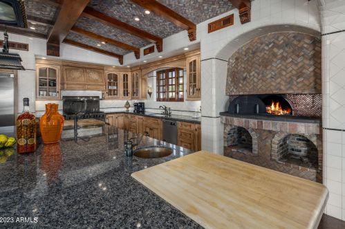 41 Biltmore Est, Phoenix AZ 85016-2819 exterior