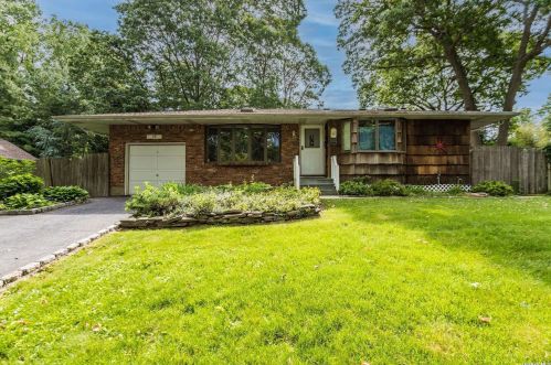 26 Bridle Ln, Huntington Station, NY 11746-4402