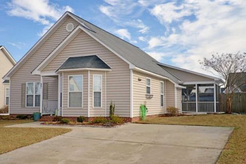 901 Penncross Dr, Greenville, NC 27834-8158