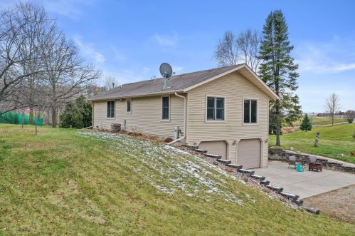 9106 Wescott Rd, Kewaskum WI  53040-9716 exterior