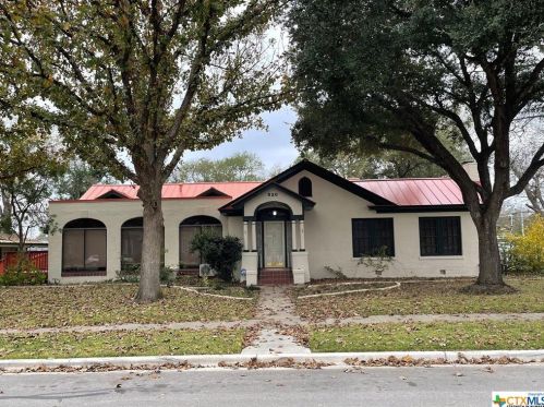 520 River St, Seguin, TX 78155-4739