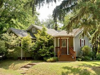 100 Fir St, Hendersonville NC  28791-2014 exterior