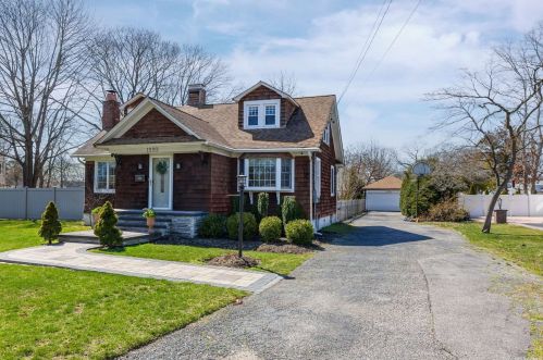 1330 Potter Blvd, Bayshore, NY 11706-4806