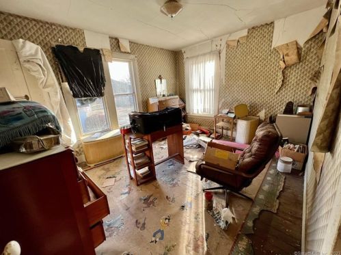 61 Maple St, Litchfield CT  06759-3101 exterior