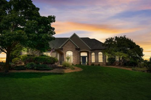 921 Evergreen Cir, Chenequa, WI 53029-8636