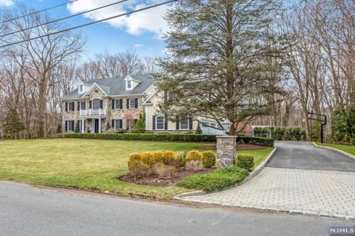 866 Aztec Trl, Franklin Lakes, NJ 07417-2102