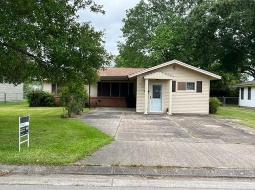 2807 Chicago Ave, Nederland, TX 77627-6935