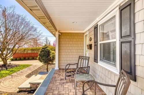 42 Rhoda Ave, Babylon, NY 11703-3408