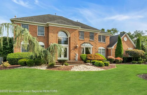 29 Apache Trl, East Freehold, NJ 07728-7884