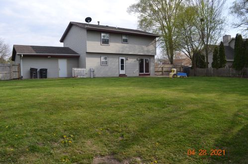 328 Foxmead Dr, Waterford WI  53185-4427 exterior