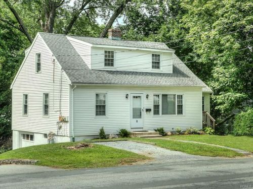 8 Hawthorn Ave, Warwick, NY 10990-1711