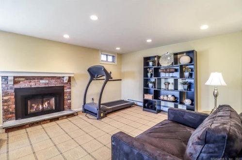 33 Sunset Hill Rd, Brookfield Center CT  06804-3448 exterior