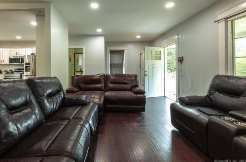 579 Cooke St, Waterbury CT  06710-1424 exterior