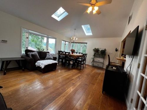 11 Camelot Dr, Norwalk CT 06850-2413 exterior