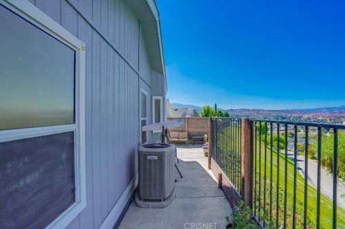 28101 Vista View Dr, Santa Clarita CA  91351-5710 exterior