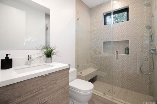 15245 Greenleaf St, Van Nuys CA 91403-4010 exterior