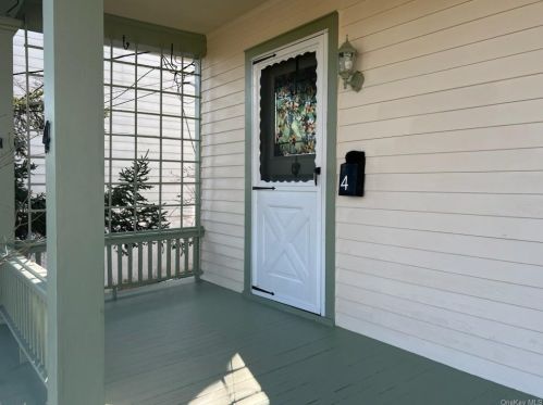 4 Wallace Pl, White Plains NY  10606-3211 exterior