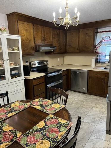 35 Cestaro St, Waterbury, CT 06704-2822